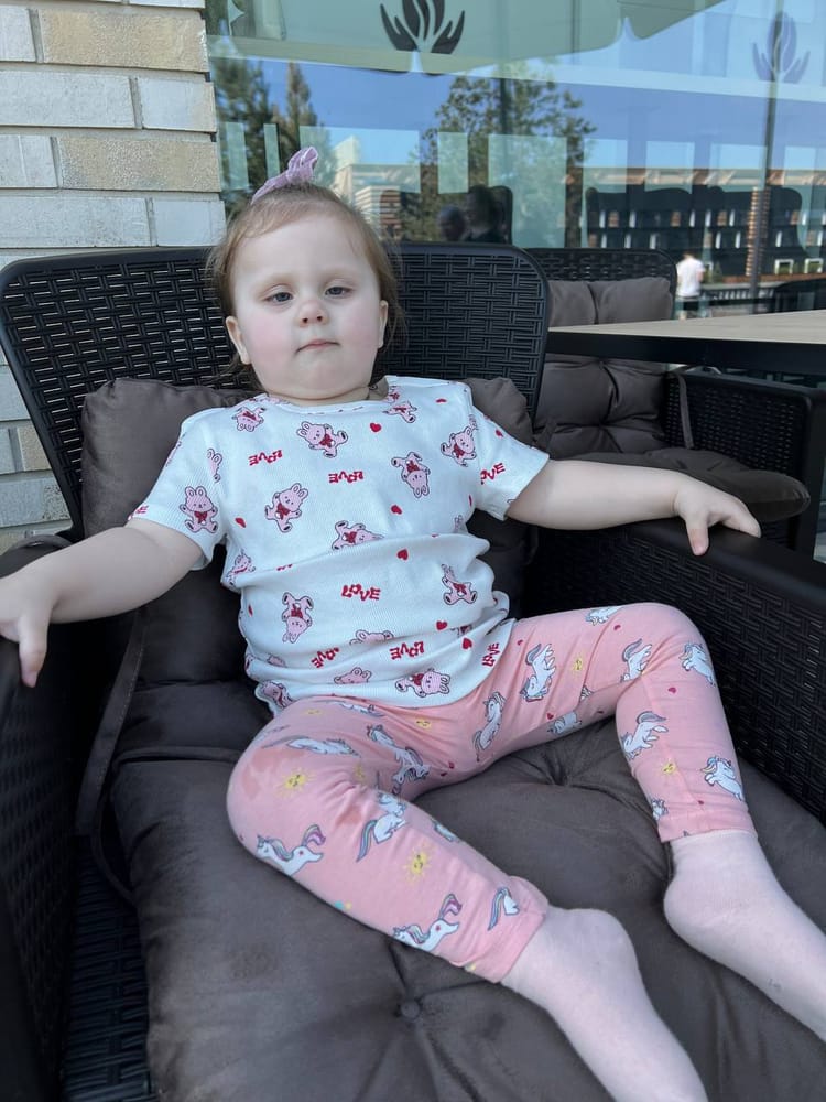Чтобы Ева могла познавать мир на ощупь и слух, ей необходима реабилитация. Давайте поддержим Еву и её бабушку Татьяну