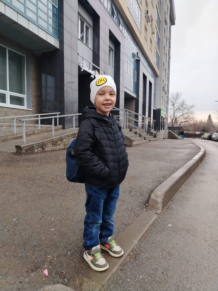 Мама Алана воспитывает двоих детей совершенно одна. Давайте поможем маленькому Алану продолжить реабилитацию 