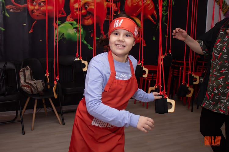 Помогите Лизе научиться «говорить» при помощи карточек и жестов