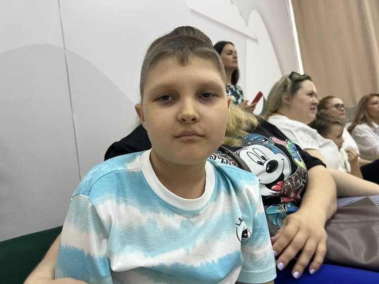 Серёжа не говорит устной речью, но он очень хочет общаться — помогите ему