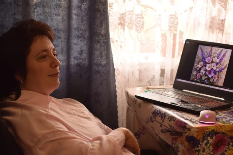 Общение с людьми —  возможность для Аллы жить полной жизнью. Ваша поддержка позволит ей выезжать на прогулки и мероприятия.