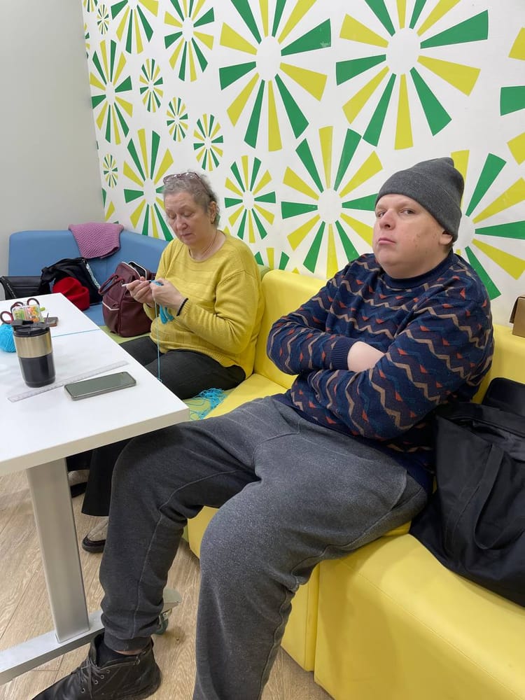 Миша не может работать по специальности из-за заболевания, но в «Добрых подарках» он нашёл своё место и работает курьером. Помогите магазину не закрыться, а Мише не потерять работу.