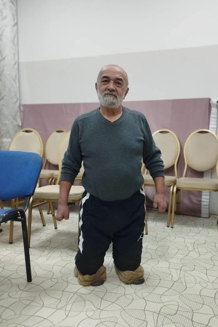 Помогите Абдулле получить документы и доступ к социальной поддержке