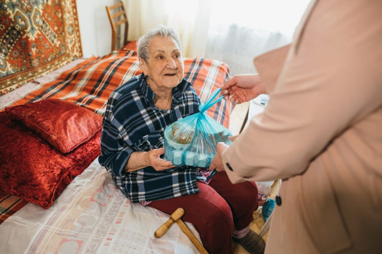 В 90 лет Алла Андреевна живёт одна и с трудом передвигается — поддержим её