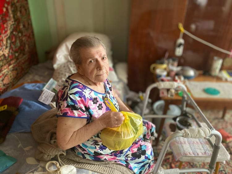 Горячий обед и забота — это то, что поможет Ираиде Демьяновне чувствовать себя лучше