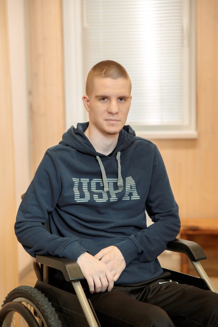 Владиславу нужно заново научиться ходить, чтобы помогать людям