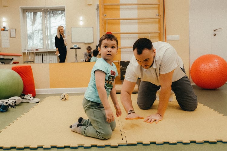 Давайте подарим Роме шанс на полноценное детство без ограничений