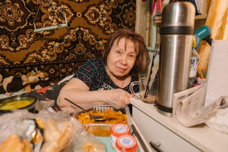 Нина Ивановна с детства прикована к инвалидному креслу — женщине тяжело ухаживать за собой самостоятельно, нужна наша с вами поддержка