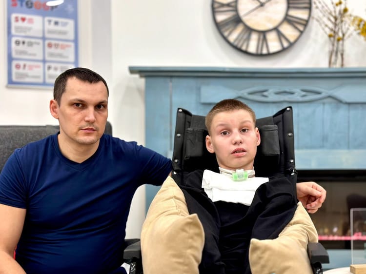 Максиму 12 лет, у него поражен мозг, но реабилитация дарит ему надежду на самостоятельное будущее