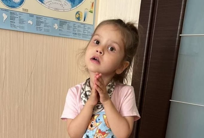 Полине нужно пройти курс реабилитации для борьбы с последствиями редкого заболевания