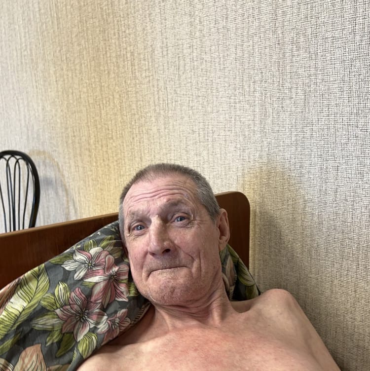 Валерий нашёл утешение в заботе о бывшей жене, а теперь одинок — давайте поддержим его!
