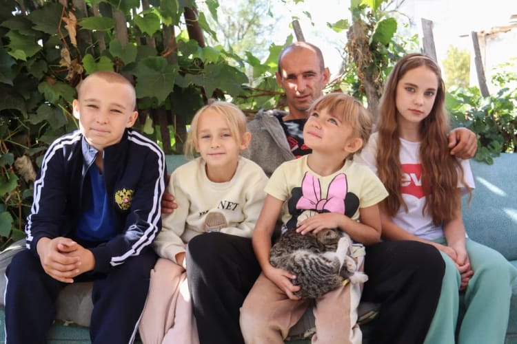 Из-за боевых действий семья Николая лишилась всего. Давайте поможем им в трудную минуту!