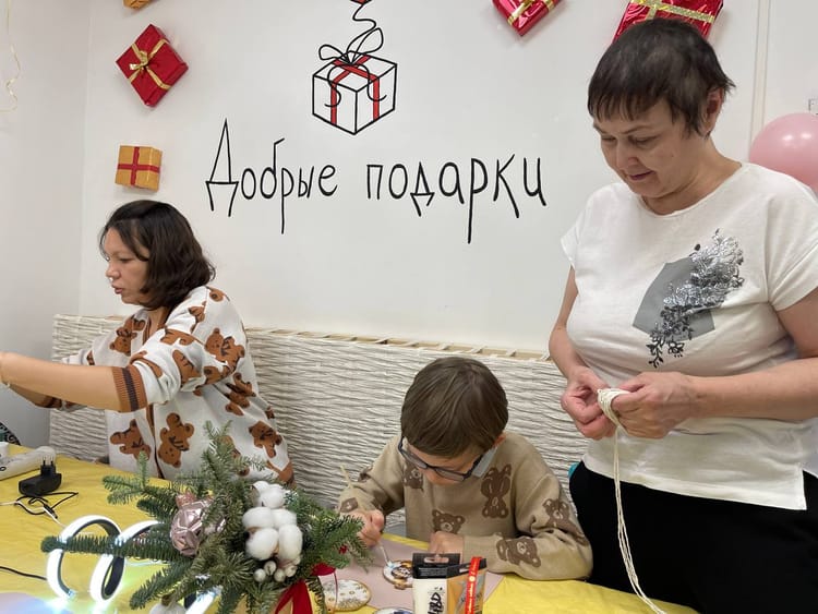 Лилия проводит мастер-классы в магазине «Добрые подарки». Поддержите магазин, чтобы Лилия и другие сотрудники с инвалидностью не потеряли возможность работать.